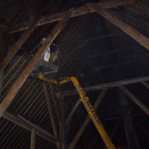 Vermin Control bezig met het bestrijden van houtworm middels een hoogwerker