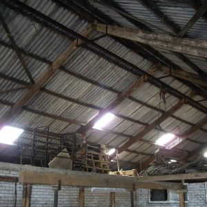 Vermin Control is houtworm aan het bestrijden in de nok van een schuur